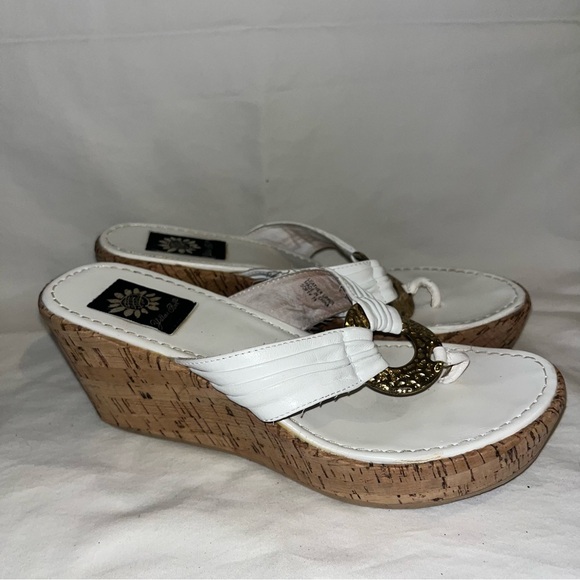 White & Gold Wedge Sandals Resort Chic Summer Dress Shoes - Picture 2 of 11